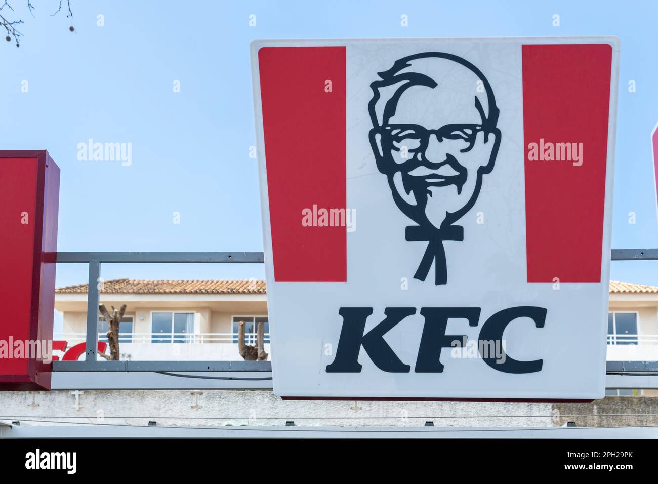 Magaluf, Espagne; mars 19 2023: Affiche de la société internationale de restauration rapide KFC, dans la station touristique de Magaluf, Espagne Banque D'Images