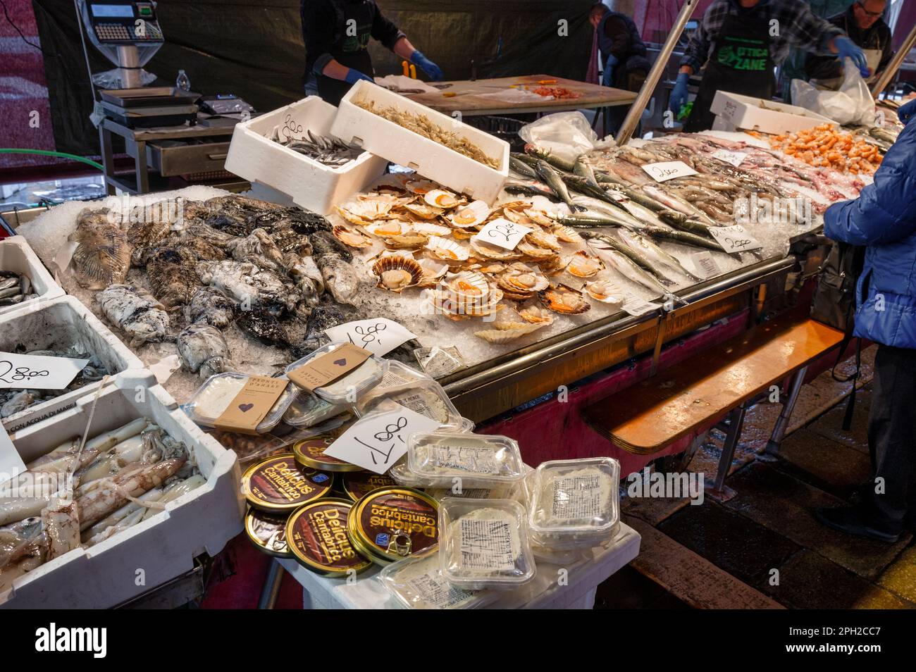Venise, Italie - 25 février 2023 : poisson frais exposé au marché aux poissons du Rialto à Venise, Italie. Banque D'Images
