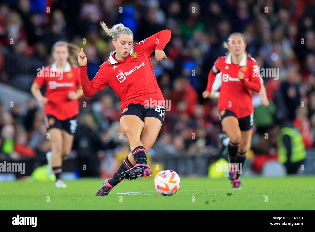 Alessia Russo #23 de Manchester United passe le ballon lors du match de Super League féminin de la FA Manchester United Women vs West Ham United Women à Old Trafford, Manchester, Royaume-Uni, 25th mars 2023 (photo de Conor Molloy/News Images) Banque D'Images