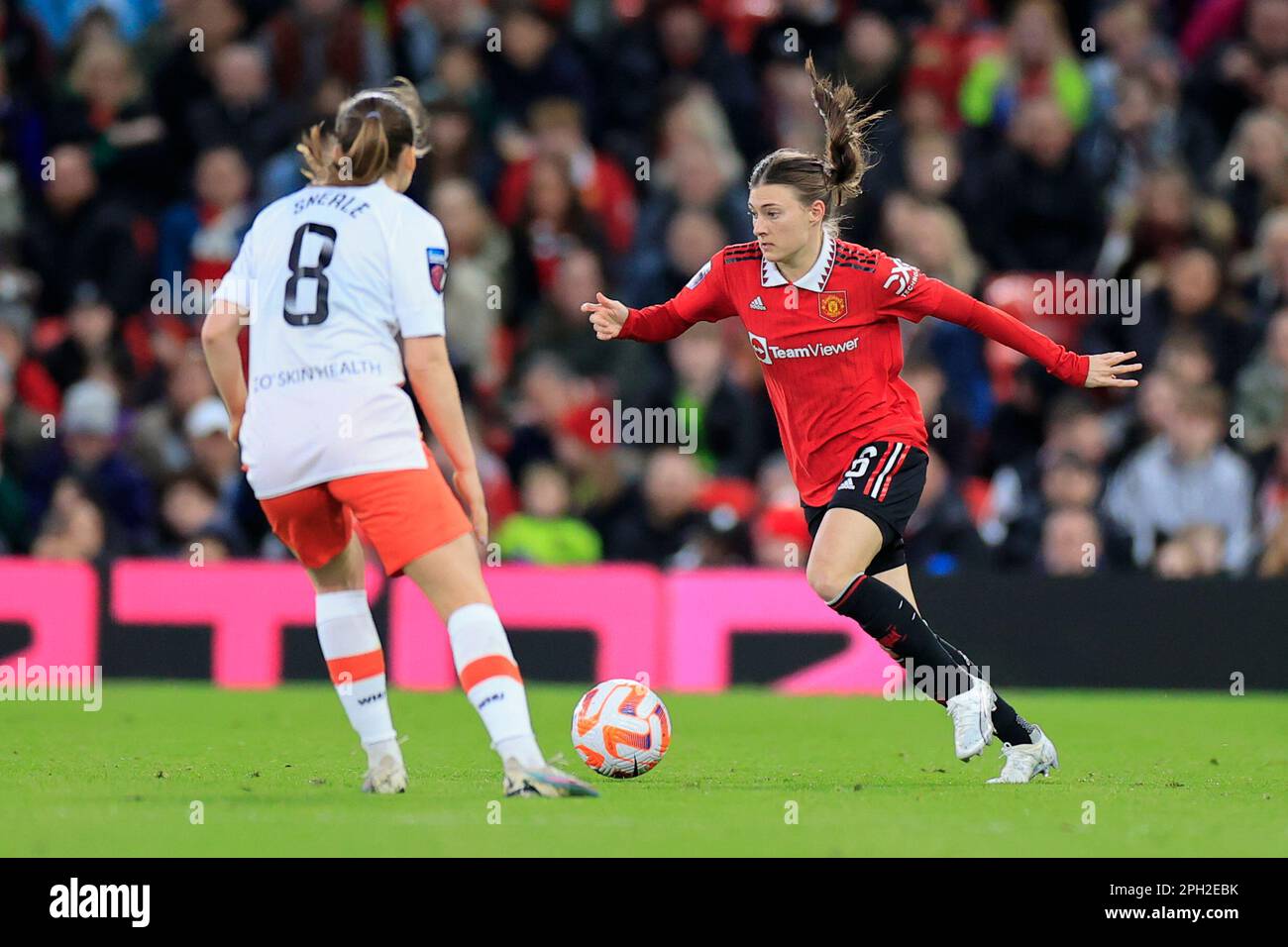 Hannah Blundell #6 de Manchester United contrôle le ballon pendant le match de Super League féminin de la FA Manchester United Women vs West Ham United Women à Old Trafford, Manchester, Royaume-Uni, 25th mars 2023 (photo de Conor Molloy/News Images) Banque D'Images