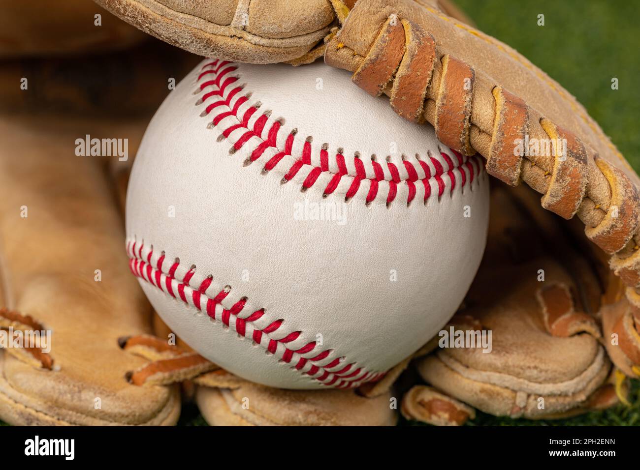 Gant de baseball et ballon. Concept de sports récréatifs, de jeunesse et professionnels. Banque D'Images
