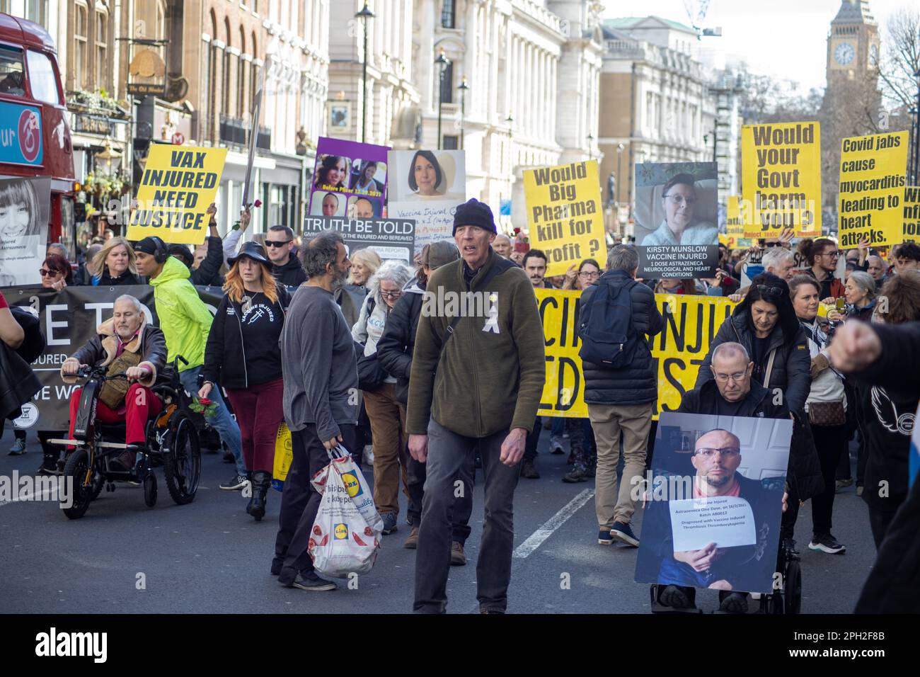 Londres, Royaume-Uni. 25th mars 2023. Des centaines de personnes ont défilé à Whitehall, affirmant que le COVID-19 était un canular perpétué par les grandes entreprises et que les vaccins ne devraient pas être obligatoires. Ils ont également exigé la justice et ont appelé à ce que des individus comme Matt Hancock soient tenus pour responsables devant les tribunaux. Credit: Sinai Noor/Alay Live News Banque D'Images