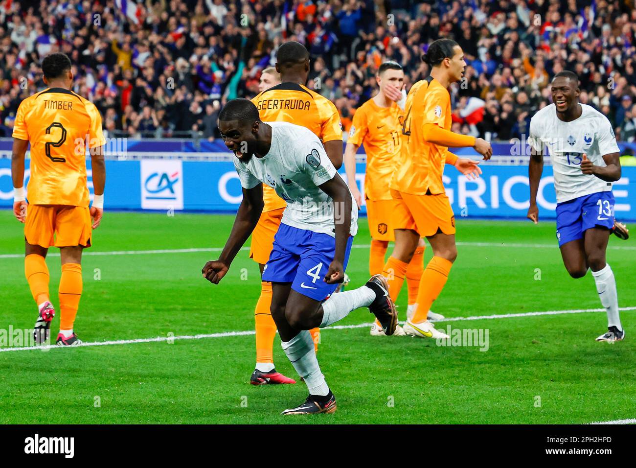 24-03-2023: Sport: Frankrijk vs Nederland PARIS, PAYS-BAS - MARS 24: Dayot Upavecano (France) marque le 2-0, célébrant pendant le match Europe Banque D'Images