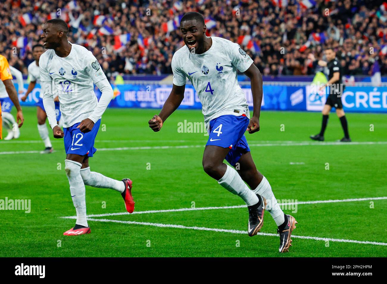 24-03-2023: Sport: Frankrijk vs Nederland PARIS, PAYS-BAS - MARS 24: Dayot Upavecano (France) marque le 2-0, célébrant pendant le match Europe Banque D'Images