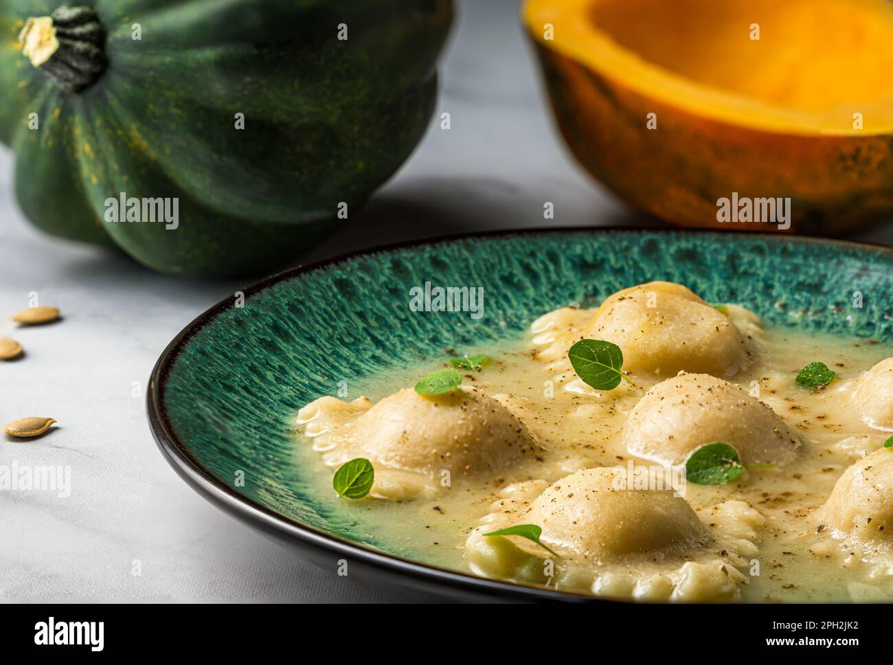 Courge d'hiver cuite et raviolis au fromage. Prise de vue macro. Banque D'Images