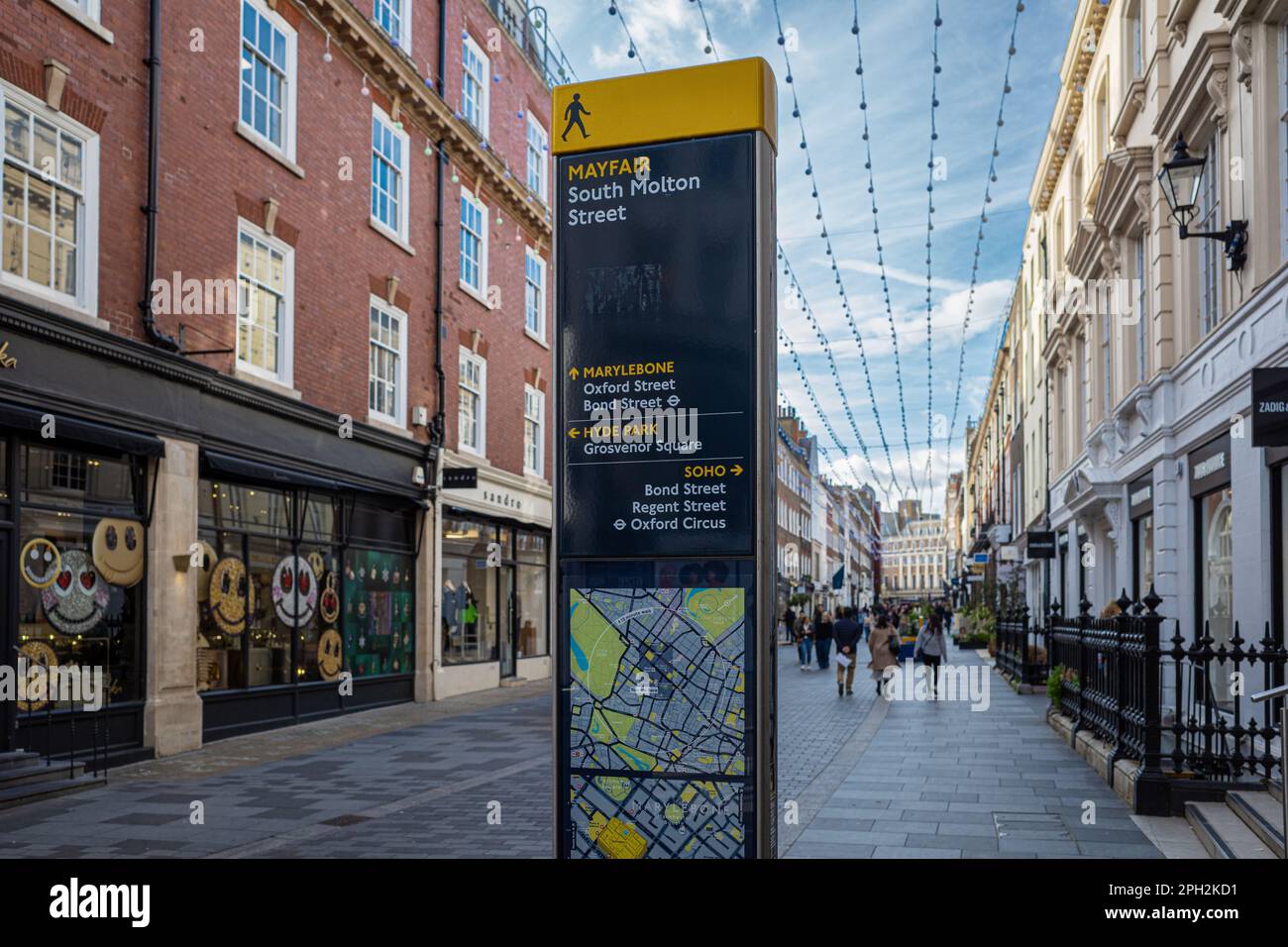 South Molton Street, Londres. South Molton St est une rue de Mayfair London, près d'Oxford St et de Bond St, où se trouvent des boutiques de mode haut de gamme. Banque D'Images