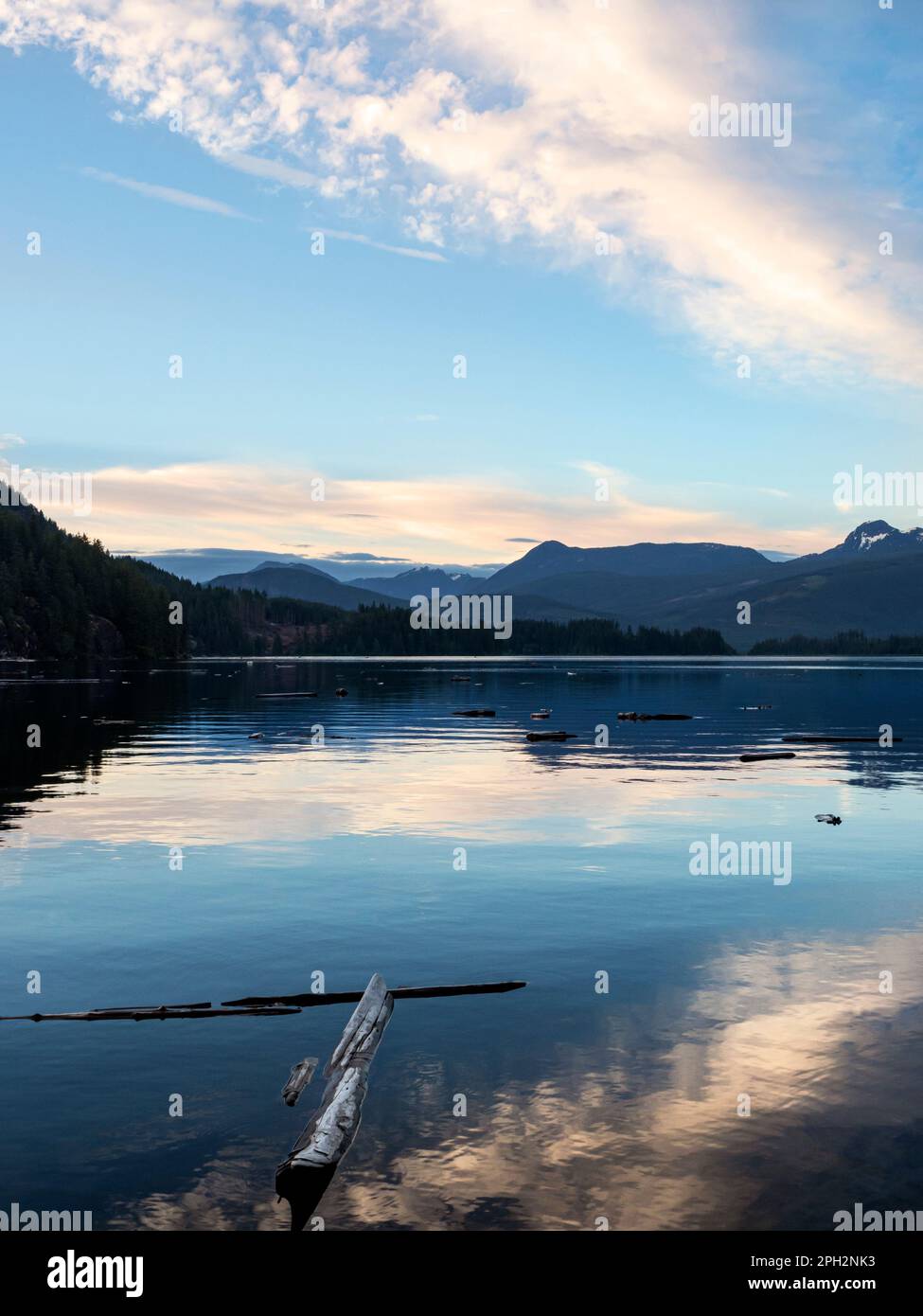 BC00731-00...COLOMBIE-BRITANNIQUE - lac lois depuis le site récréatif de lois Lake au coucher du soleil, situé le long du sentier Sunshine Coast. Banque D'Images