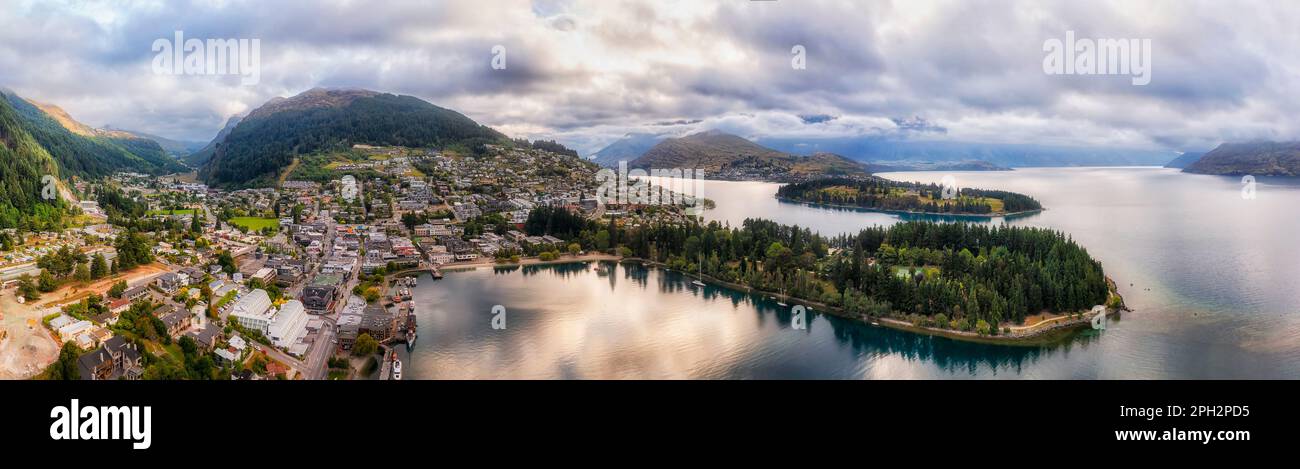 Paysage de montagne pittoresque de Queenstown ville front de mer du centre-ville sur le lac Wakatipu en Nouvelle-Zélande - panorama aérien. Banque D'Images