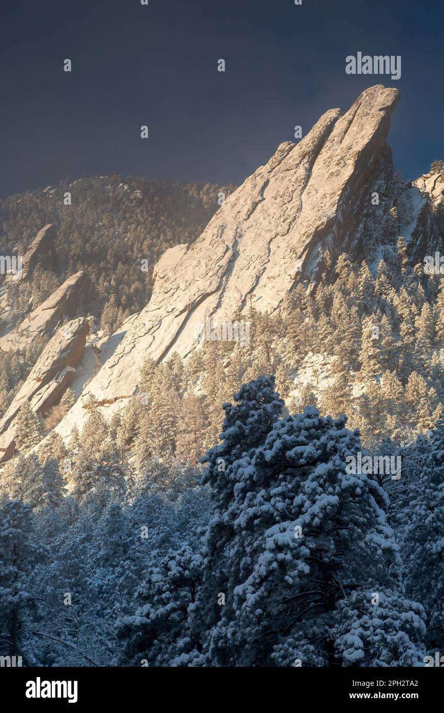 Flatirons couvertes de neige, l'espace ouvert et Boulder Mountain Park, Boulder, Colorado, USA Banque D'Images