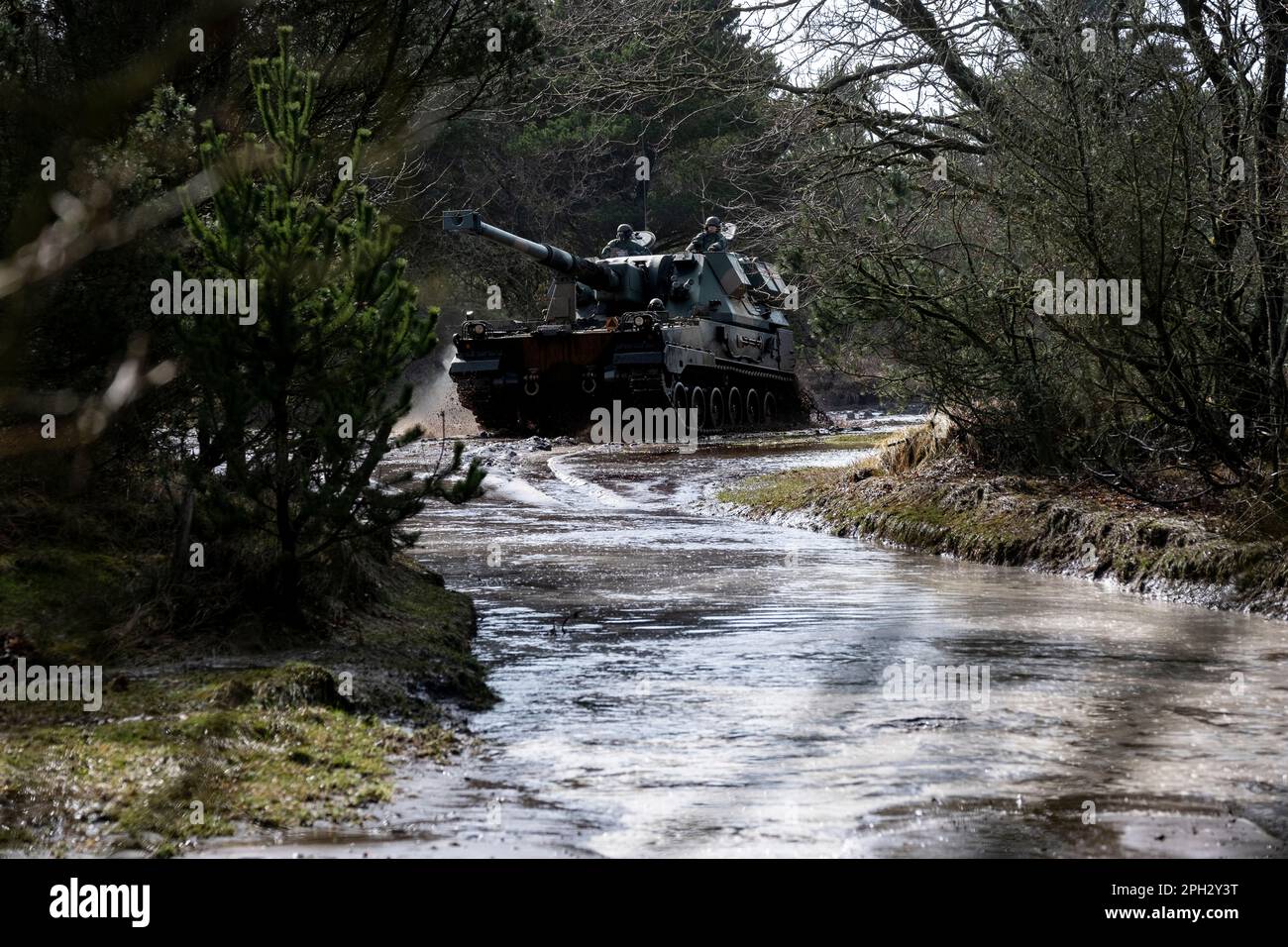 Les équipages polonais de Krab effectuent des manœuvres tactiques sur terrain accidenté en préparation aux exercices de tir en direct dans le cadre du Dynamic Front 23 à Oksbøl, Danemark, 24 mars 2023. DF23 est un exercice de tir en direct mené par les États-Unis, l'OTAN et les partenaires, axé sur l'amélioration de l'interopérabilité de l'OTAN au niveau du bataillon et au-dessus. (É.-U. Photo de l'armée par le sergent d'état-major Kyle Larsen) Banque D'Images