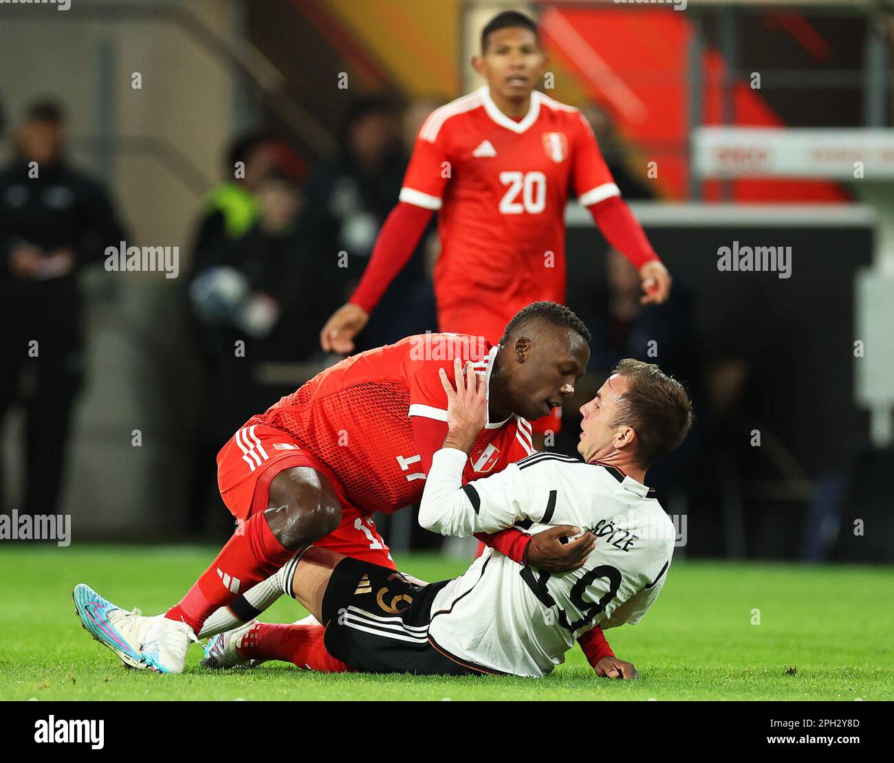 Mayence, Allemagne. 25th mars 2023. Football: International, Allemagne - Pérou, Mewa Arena. Mario Götze (r) en Allemagne et Luis Advincula au Pérou réagissent. Credit: Christian Charisius/dpa/Alay Live News Banque D'Images