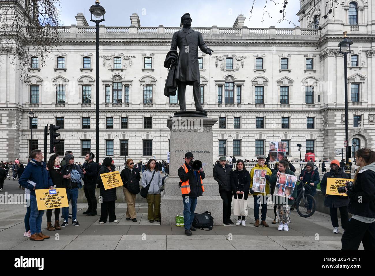 Place du Parlement, Londres, Royaume-Uni. 25th mars 2023. Protestation du sevrage topique des stéroïdes (TSW) allègue NHS est responsable de la souffrance avec l'utilisation abusive des stéroïdes topiques pour guérir l'eczéma. Il y a aussi un manifestant qui est gravement affecté par le sevrage topique de stéroïdes (TSW) à la conscience (PSID) le traitement de beauté pourrait être votre cauchemar.'ne pas à Steriod' crédit: Voir Li/Picture Capital/Alamy Live News Banque D'Images