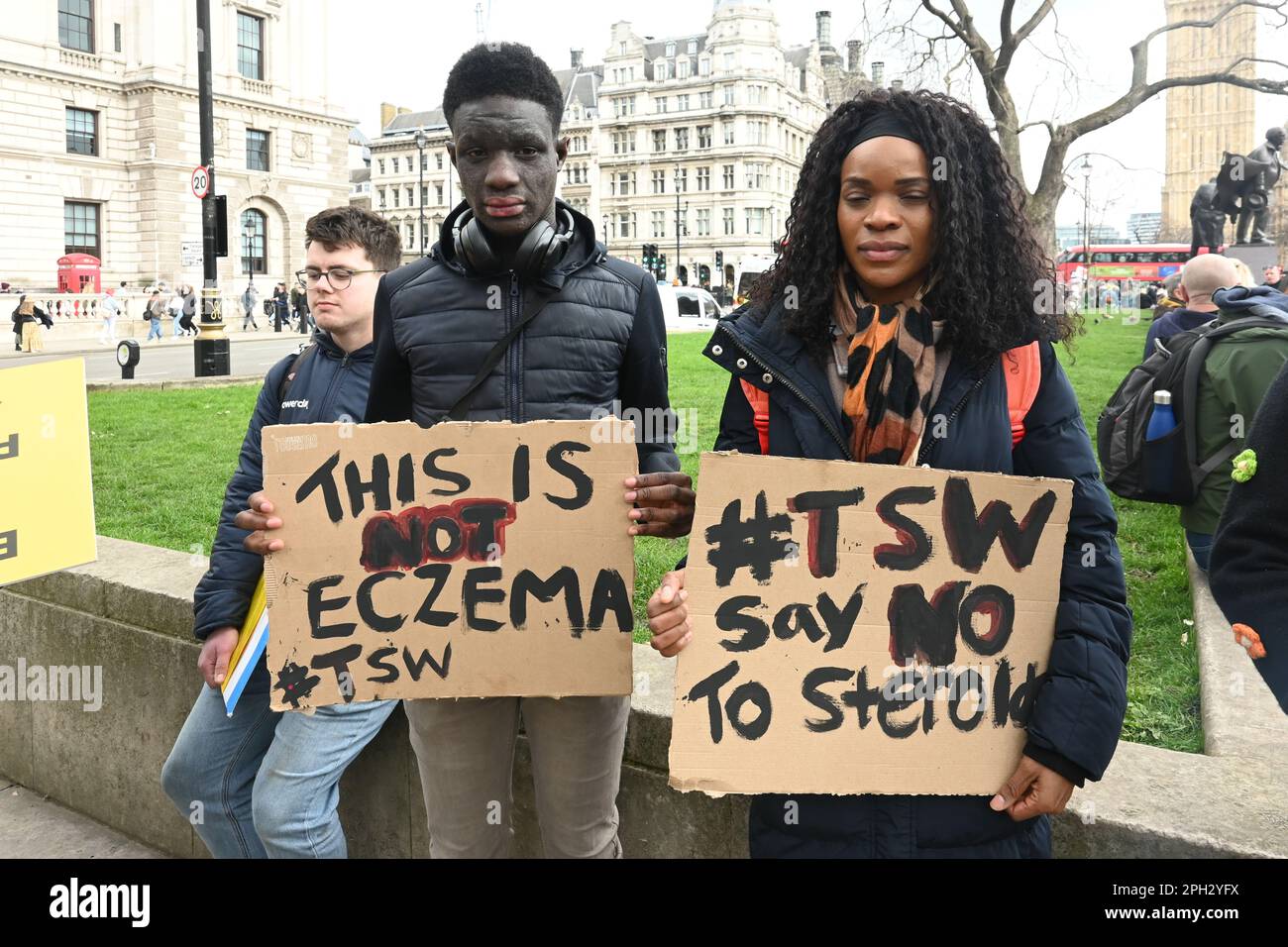 Place du Parlement, Londres, Royaume-Uni. 25th mars 2023. Protestation du sevrage topique des stéroïdes (TSW) allègue NHS est responsable de la souffrance avec l'utilisation abusive des stéroïdes topiques pour guérir l'eczéma. Il y a aussi un manifestant qui est gravement affecté par le sevrage topique de stéroïdes (TSW) à la conscience (PSID) le traitement de beauté pourrait être votre cauchemar.'ne pas à Steriod' crédit: Voir Li/Picture Capital/Alamy Live News Banque D'Images
