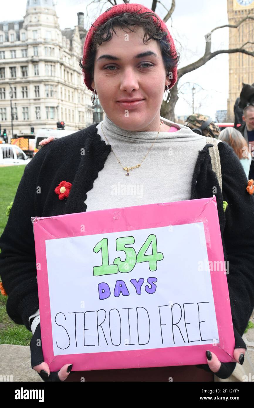 Place du Parlement, Londres, Royaume-Uni. 25th mars 2023. Protestation du sevrage topique des stéroïdes (TSW) allègue NHS est responsable de la souffrance avec l'utilisation abusive des stéroïdes topiques pour guérir l'eczéma. Il y a aussi un manifestant qui est gravement affecté par le sevrage topique de stéroïdes (TSW) à la conscience (PSID) le traitement de beauté pourrait être votre cauchemar.'ne pas à Steriod' crédit: Voir Li/Picture Capital/Alamy Live News Banque D'Images