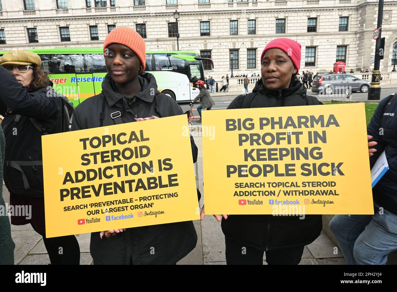 Place du Parlement, Londres, Royaume-Uni. 25th mars 2023. Protestation du sevrage topique des stéroïdes (TSW) allègue NHS est responsable de la souffrance avec l'utilisation abusive des stéroïdes topiques pour guérir l'eczéma. Il y a aussi un manifestant qui est gravement affecté par le sevrage topique de stéroïdes (TSW) à la conscience (PSID) le traitement de beauté pourrait être votre cauchemar.'ne pas à Steriod' crédit: Voir Li/Picture Capital/Alamy Live News Banque D'Images