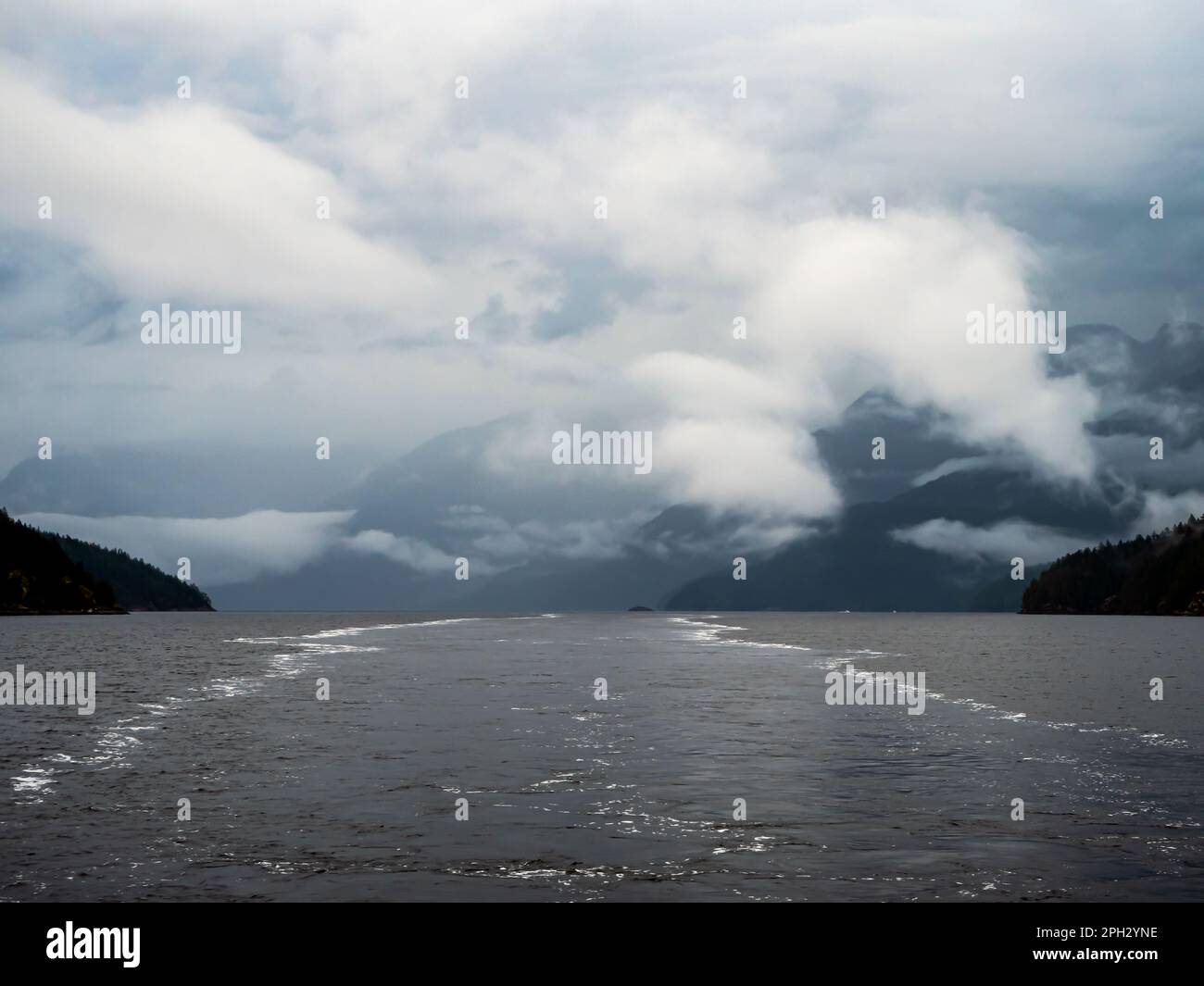 BC00744-00...COLOMBIE-BRITANNIQUE - vue de la Sunshine Coast depuis le traversier jusqu'à Earls Cove. Banque D'Images