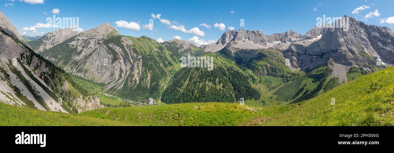 Le panorama des montagnes de Karwendel - les sommets de Hahnkampl et de Lamsen spitze (à droite) et Enger Tall - Grosser Ahornboden walley. Banque D'Images
