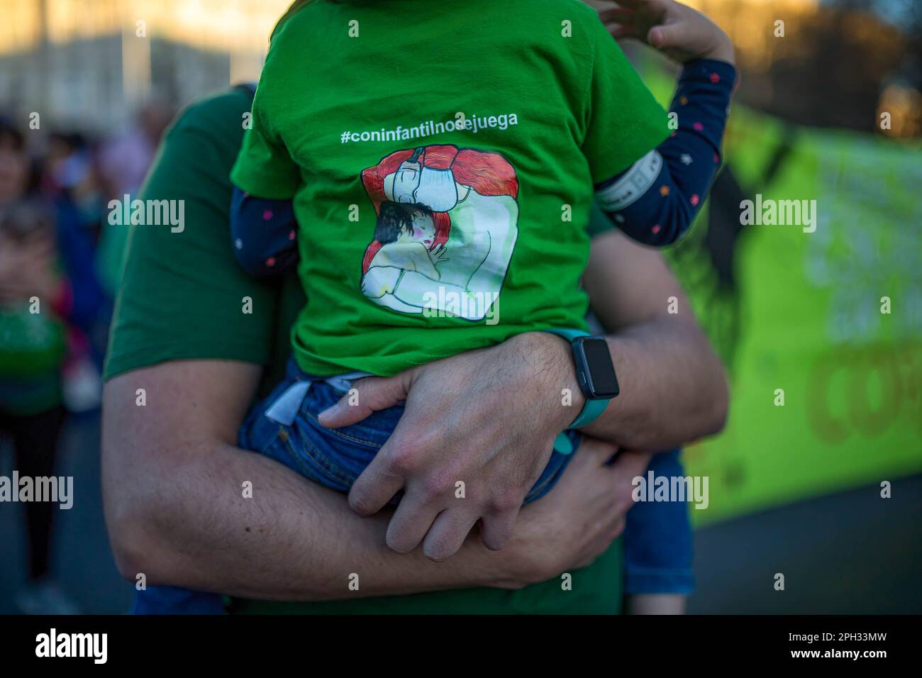 Madrid, Espagne. 25th mars 2023. Un père porte son fils qui porte un t-shirt qui dit « vous ne jouez pas avec les enfants » lors d'une manifestation dans les rues de Madrid, exigeant plus de soutien et moins de coupes dans l'éducation publique à Madrid. (Photo par Luis Soto/SOPA Images/Sipa USA) crédit: SIPA USA/Alay Live News Banque D'Images