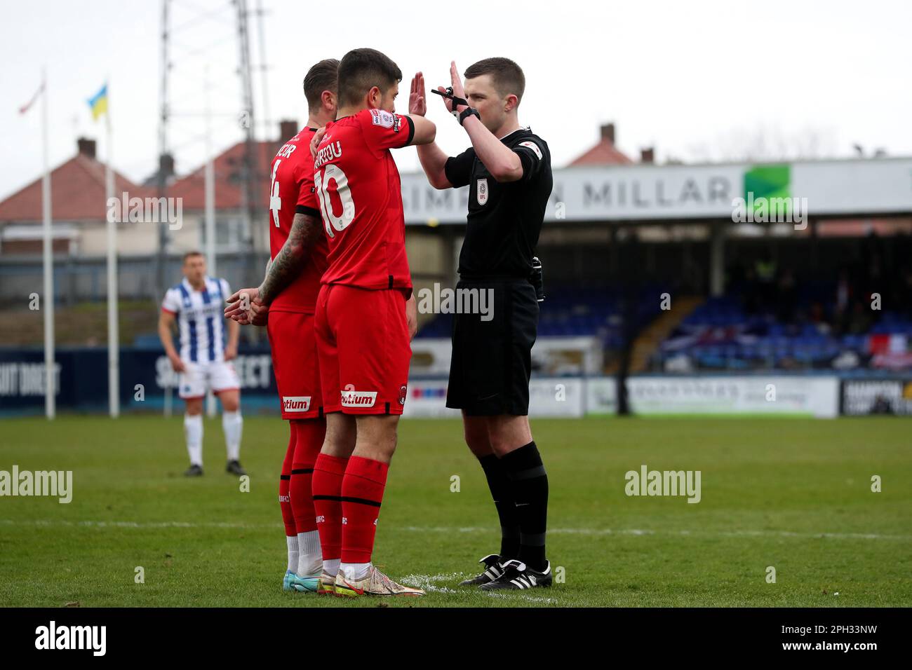 Ed Duckworth, arbitre du match, explique la règle du ballon à main à Ruel Sotiriou et George Moncur de Leyton Orient lors du match de la Sky Bet League 2 entre Hartlepool United et Leyton Orient à Victoria Park, Hartlepool, le samedi 25th mars 2023. (Photo : Mark Fletcher | ACTUALITÉS MI) Credit: MI News & Sport /Alamy Live News Banque D'Images