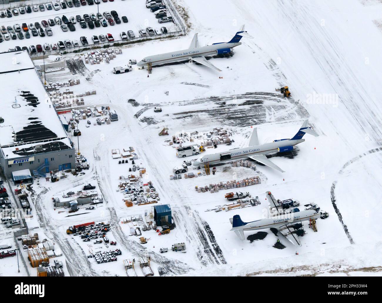 Concentrateur de fret aérien Everts à l'aéroport d'Anchorage. Avions MD-83 et DC-6 d'Everts Air Cargo, une compagnie aérienne de fret avec des avions classiques en Alaska en hiver. Banque D'Images