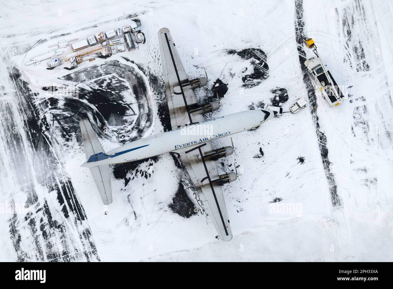 Everts Air Cargo C-188A Liftmaster. Plan DC-6 (version DC-6A), vue de dessus en bas. Avion équipé d'anciens moteurs radiaux P&W R-2800. Banque D'Images