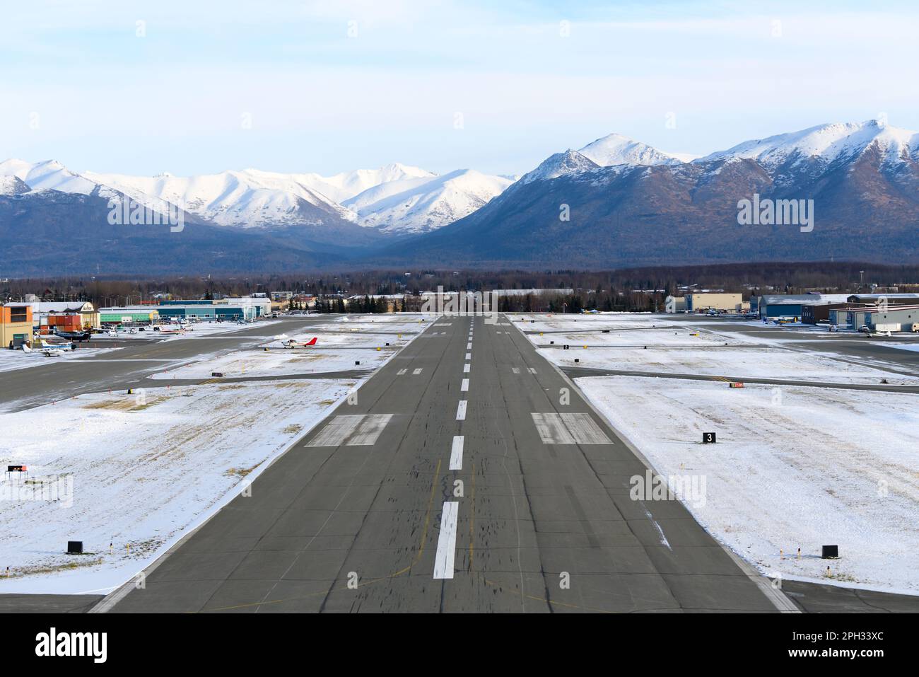 Piste de Merrill Field avec des montagnes derrière. Aéroport de Merrill Field à Anchorage, utilisé principalement pour l'aviation générale. Banque D'Images