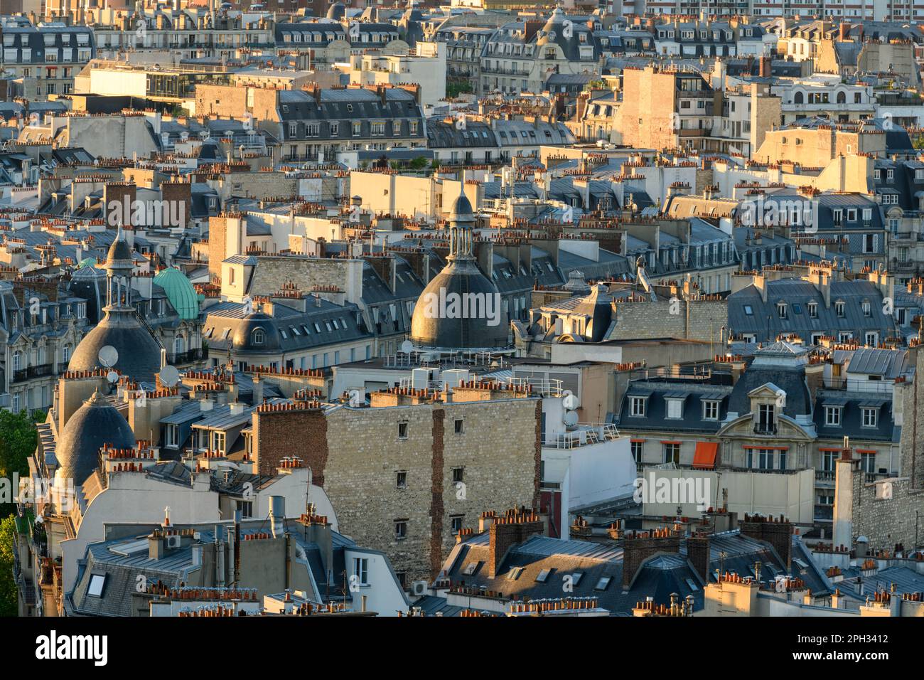 Cette photo de paysage a été prise en Europe, en France, en ile de France, à Paris, en été. Nous voyons les toits de Paris, sous le Soleil. Banque D'Images