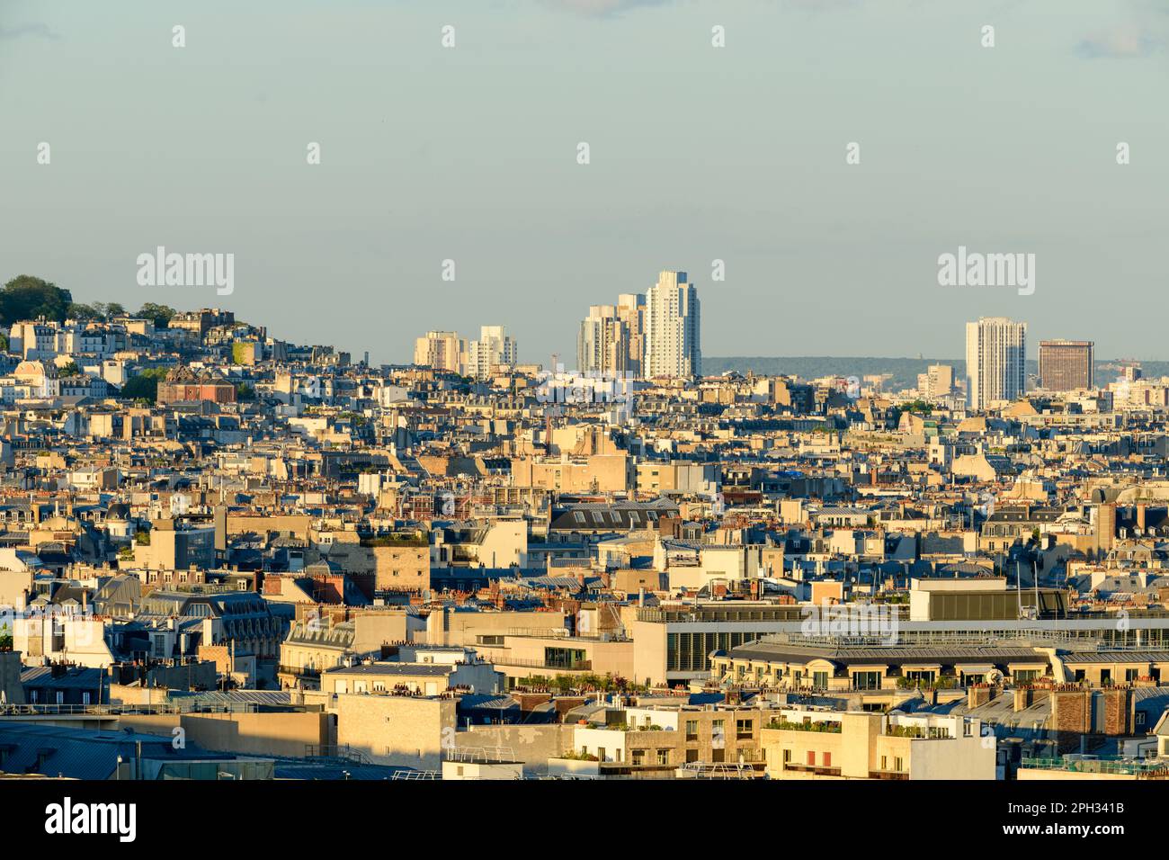 Cette photo de paysage a été prise en Europe, en France, en ile de France, à Paris, en été. Nous voyons les toits de Paris, sous le Soleil. Banque D'Images