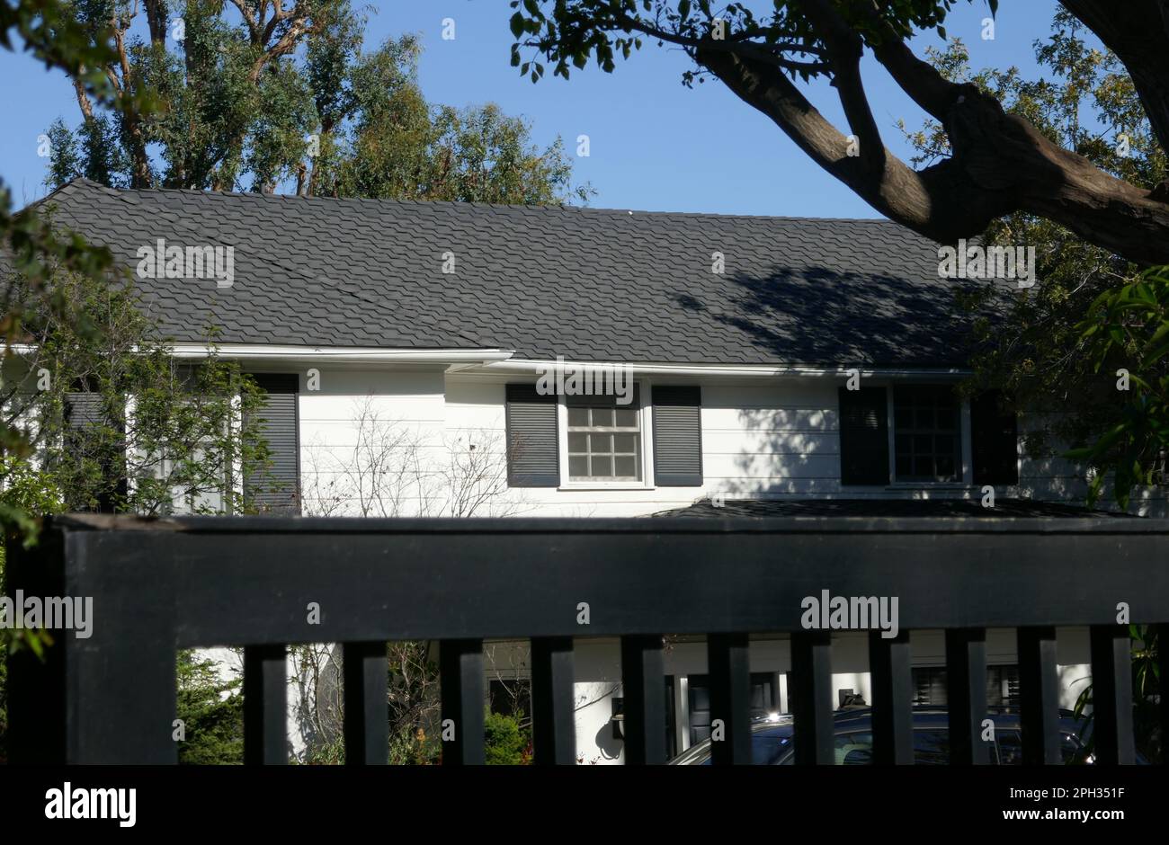 Los Angeles, Californie, États-Unis 24th mars 2023 le réalisateur Mark Robson, l'actrice Irene Hervey et l'acteur Allan Jones ancien domicile/maison au 120 N. Cliffwood Avenue sur 24 mars 2023 à Los Angeles, Californie, États-Unis. Photo par Barry King/Alay stock photo Banque D'Images