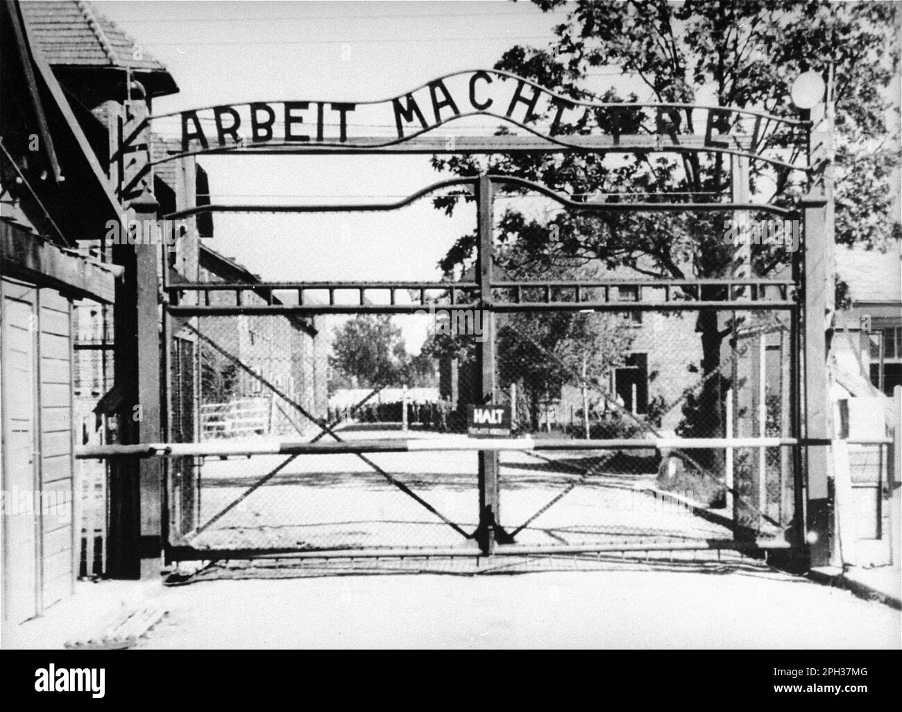 Vue sur l'entrée du camp principal d'Auschwitz - camp de concentration de Birkenau. Banque D'Images