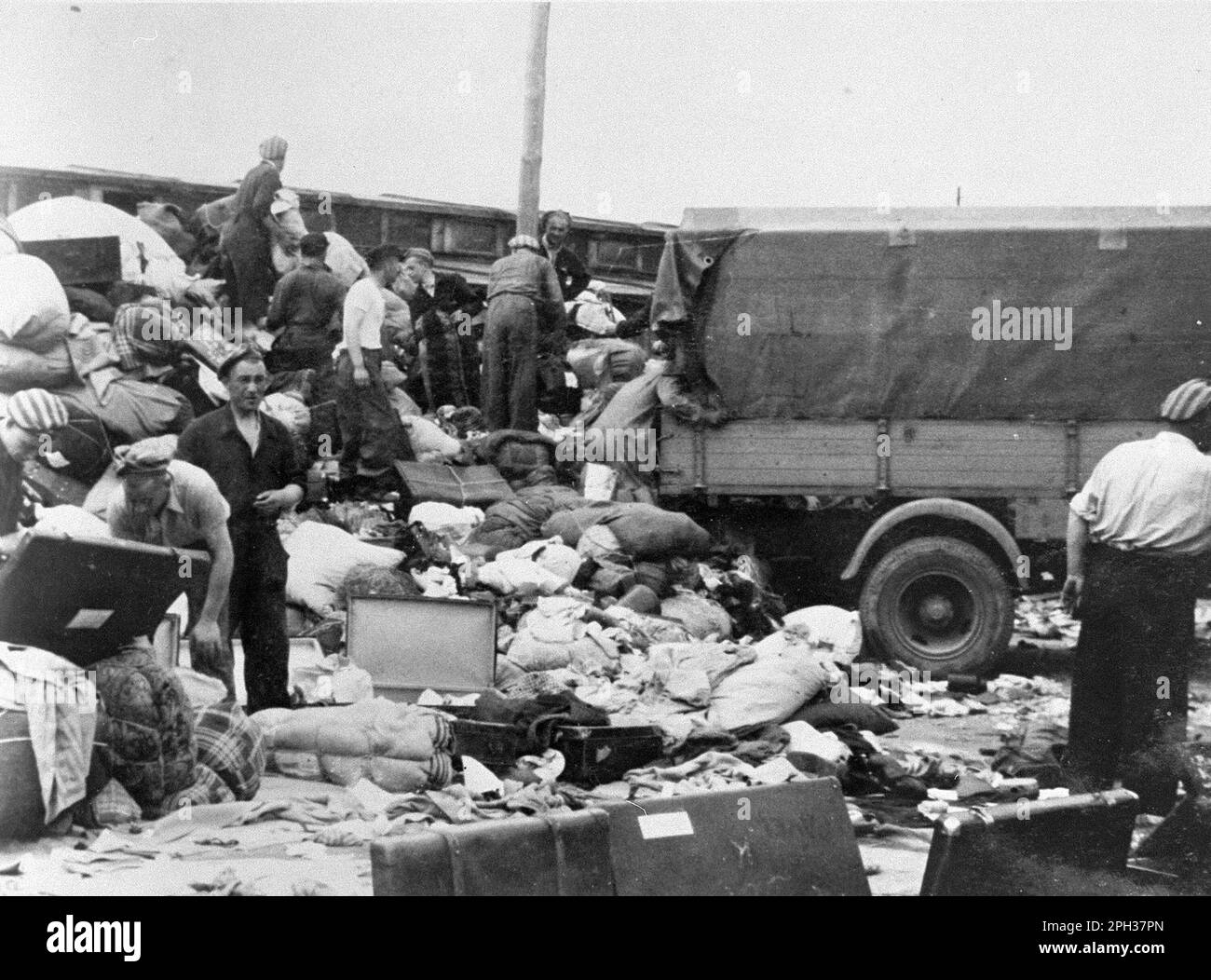 Les casernes 'Kanada' dans le camp de concentration d'Auschwitz, en Pologne occupée par l'Allemagne, pendant l'Holocauste. Les prisonniers trient les cas et les sacs de ceux qui ont été envoyés à la chambre à gaz à leur arrivée. Les entrepôts ont été nommés 'Kanada' parce qu'ils contenaient les effets personnels pillés des prisonniers et étaient considérés dans le camp comme la terre de l'abondance. Banque D'Images