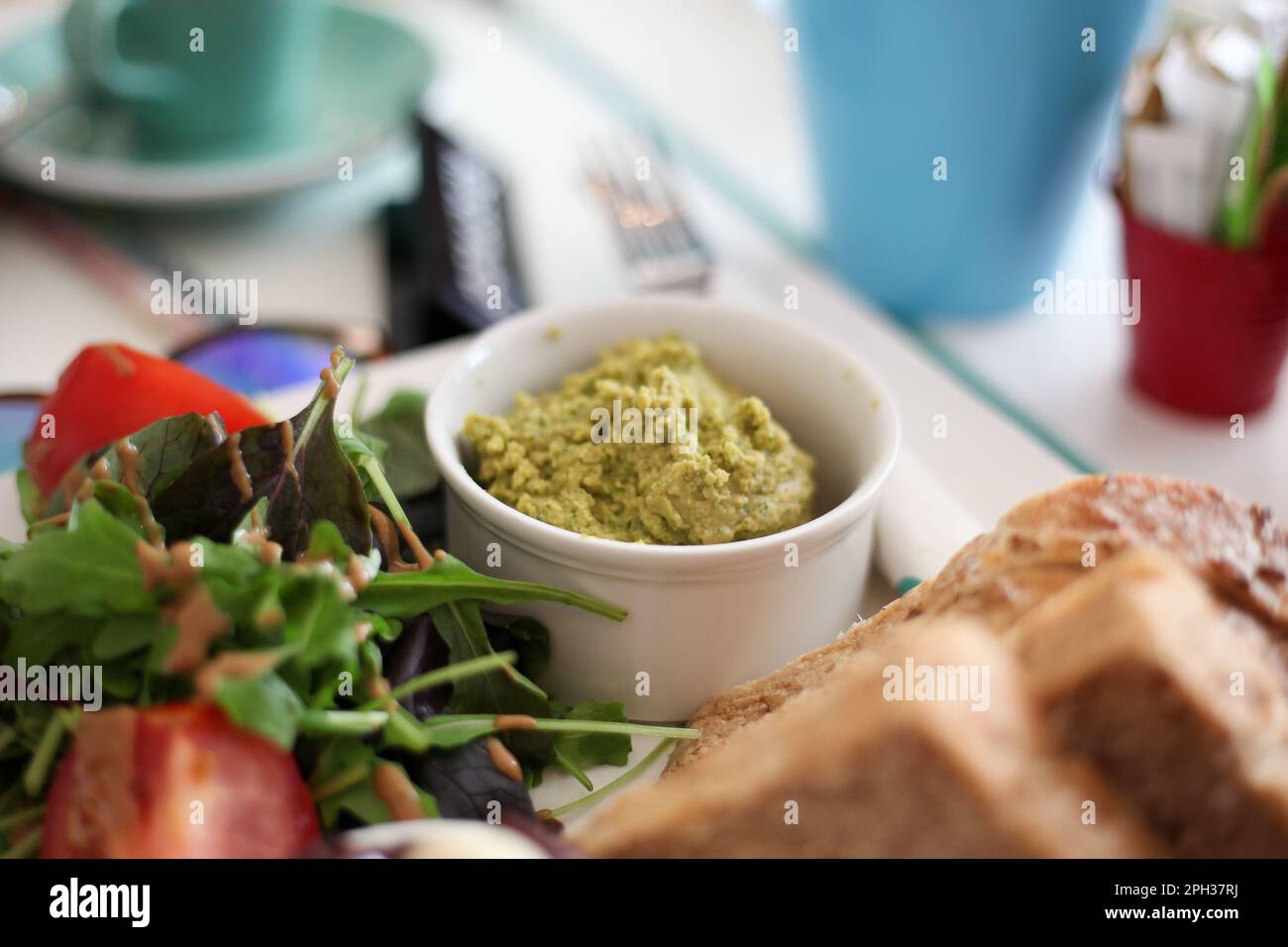 Houmous pesto avec salade Banque D'Images