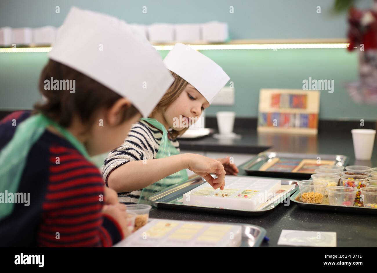 Enfants décorant le chocolat Banque D'Images