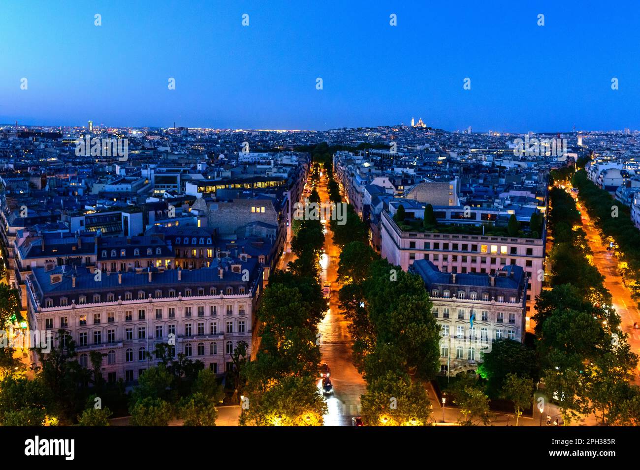 Cette photo de paysage a été prise en Europe, en France, en ile de France, à Paris, en été. Nous voyons la basilique du Sacré-cœur sur Montmartre Banque D'Images