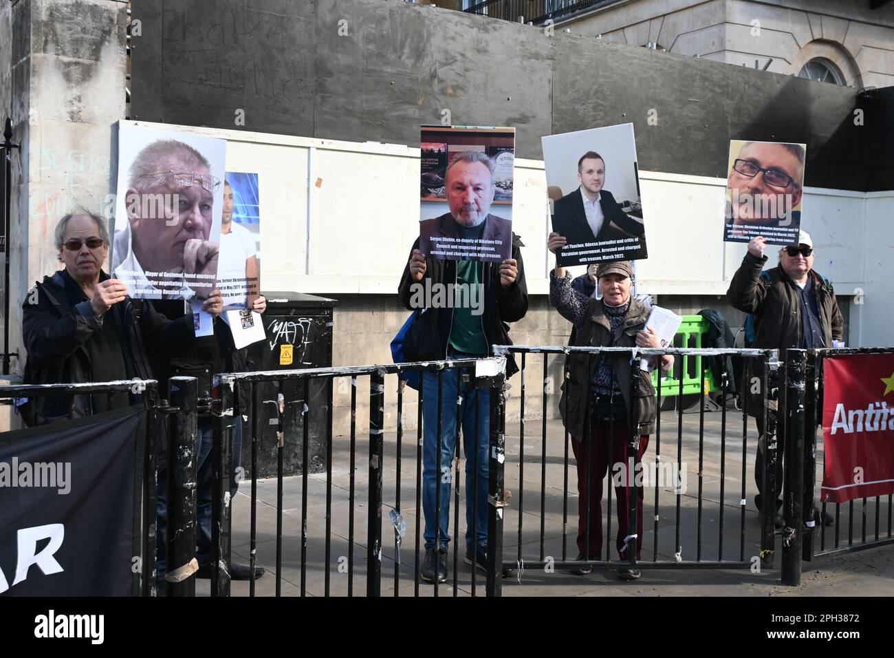 Downing Street, Londres, Royaume-Uni. 25 mars 2023. Les manifestants britanniques appellent à la libération des prisonniers politiques ukrainiens, au rétablissement de la liberté politique et médiatique totale, et à la fin des arrestations, des coups de tabac sur la torture et des meurtres en Ukraine. Le comportement inhumain des gouvernements et des médias occidentaux a provoqué des troubles dans le monde entier. Ils ne se soucient pas des souffrances des Ukrainiens et des Russes. Ils se soucient seulement d'eux-mêmes, et leur idéologie démocratique terroriste fasciste répand le sang et le chaos dans le monde entier. » Rejeter « rejeter la guerre » de l'OTAN. Crédit : voir Li/Picture Capital/Ala Banque D'Images