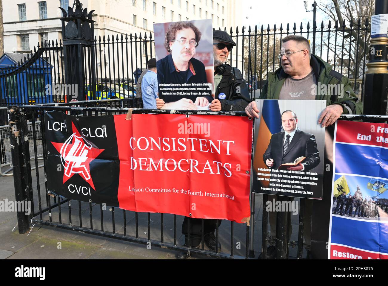 Downing Street, Londres, Royaume-Uni. 25 mars 2023. Les manifestants britanniques appellent à la libération des prisonniers politiques ukrainiens, au rétablissement de la liberté politique et médiatique totale, et à la fin des arrestations, des coups de tabac sur la torture et des meurtres en Ukraine. Le comportement inhumain des gouvernements et des médias occidentaux a provoqué des troubles dans le monde entier. Ils ne se soucient pas des souffrances des Ukrainiens et des Russes. Ils se soucient seulement d'eux-mêmes, et leur idéologie démocratique terroriste fasciste répand le sang et le chaos dans le monde entier. » Rejeter « rejeter la guerre » de l'OTAN. Crédit : voir Li/Picture Capital/Ala Banque D'Images