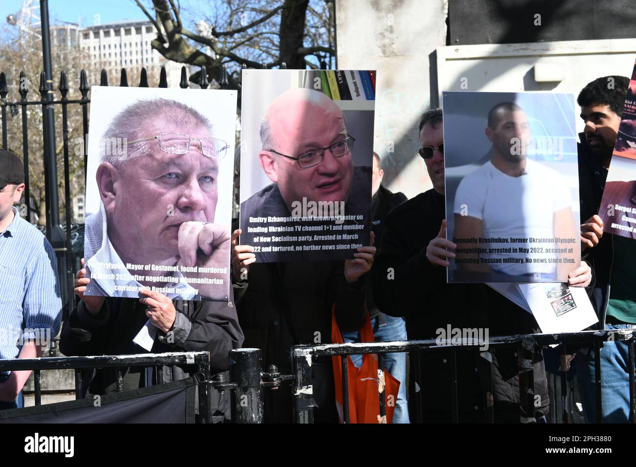 Downing Street, Londres, Royaume-Uni. 25 mars 2023. Les manifestants britanniques appellent à la libération des prisonniers politiques ukrainiens, au rétablissement de la liberté politique et médiatique totale, et à la fin des arrestations, des coups de tabac sur la torture et des meurtres en Ukraine. Le comportement inhumain des gouvernements et des médias occidentaux a provoqué des troubles dans le monde entier. Ils ne se soucient pas des souffrances des Ukrainiens et des Russes. Ils se soucient seulement d'eux-mêmes, et leur idéologie démocratique terroriste fasciste répand le sang et le chaos dans le monde entier. » Rejeter « rejeter la guerre » de l'OTAN. Crédit : voir Li/Picture Capital/Ala Banque D'Images