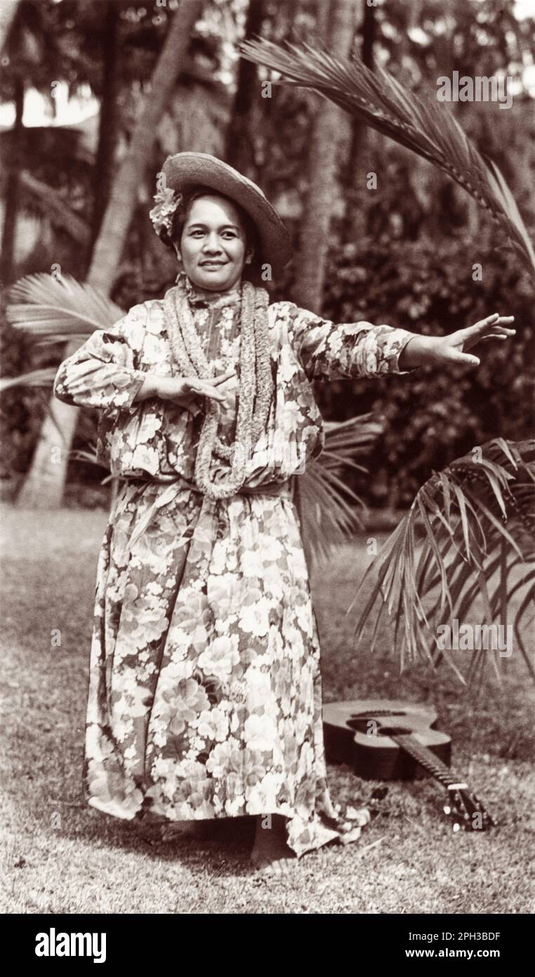 Hilo Hattie (1901-1979), chanteur hawaïen, danseuse hula, actrice et comédienne, dansant hula à Honolulu en 1940. Banque D'Images