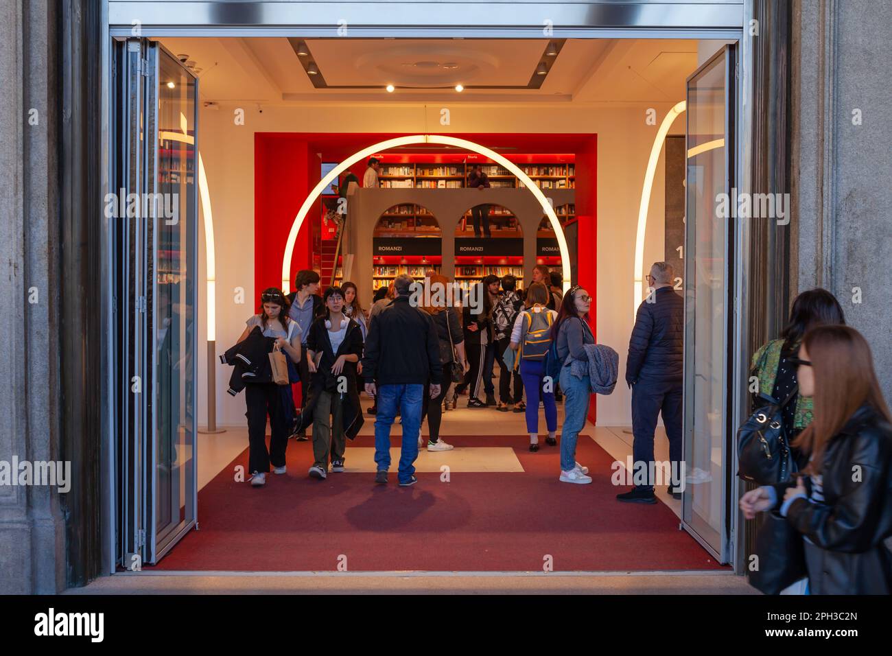 MILAN ITALIE - 25 AVRIL 2023 : signe du nouveau siège de la librairie Mondadori Duomo située sur la Piazza del Duomo. Célèbre édition italienne Banque D'Images