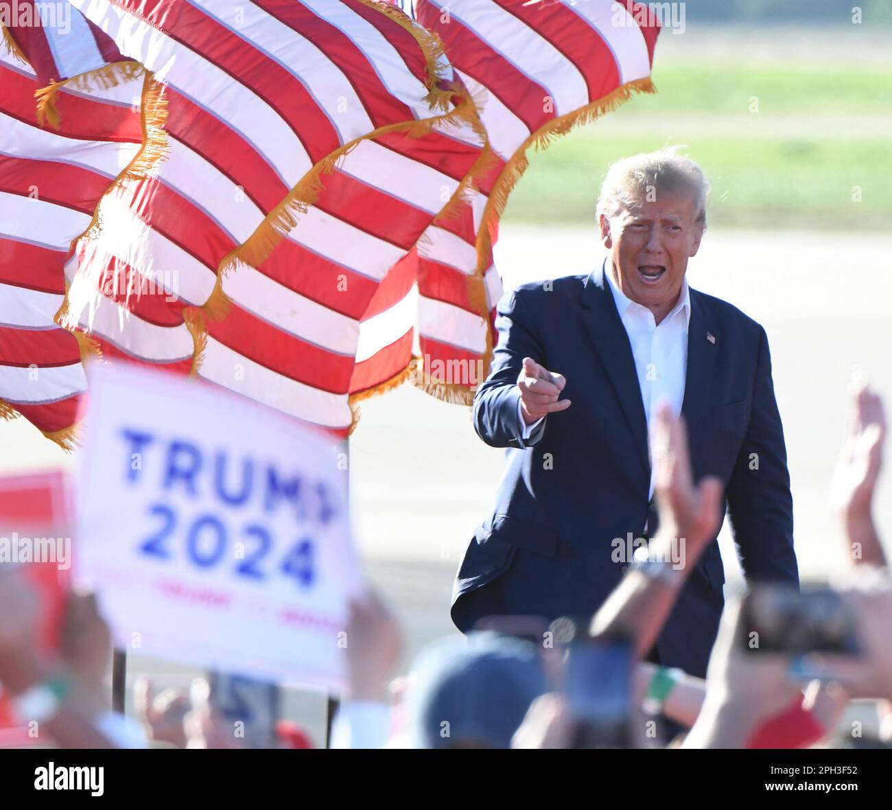 Arlington, États-Unis. 25th mars 2023. L'ancien président Donald J. Trump annonce sa campagne présidentielle de 2024 lors d'un rassemblement à l'aéroport régional de Waco, au Texas, samedi 25 mars 2023. Photo de Ian Halperin/UPI crédit: UPI/Alay Live News Banque D'Images