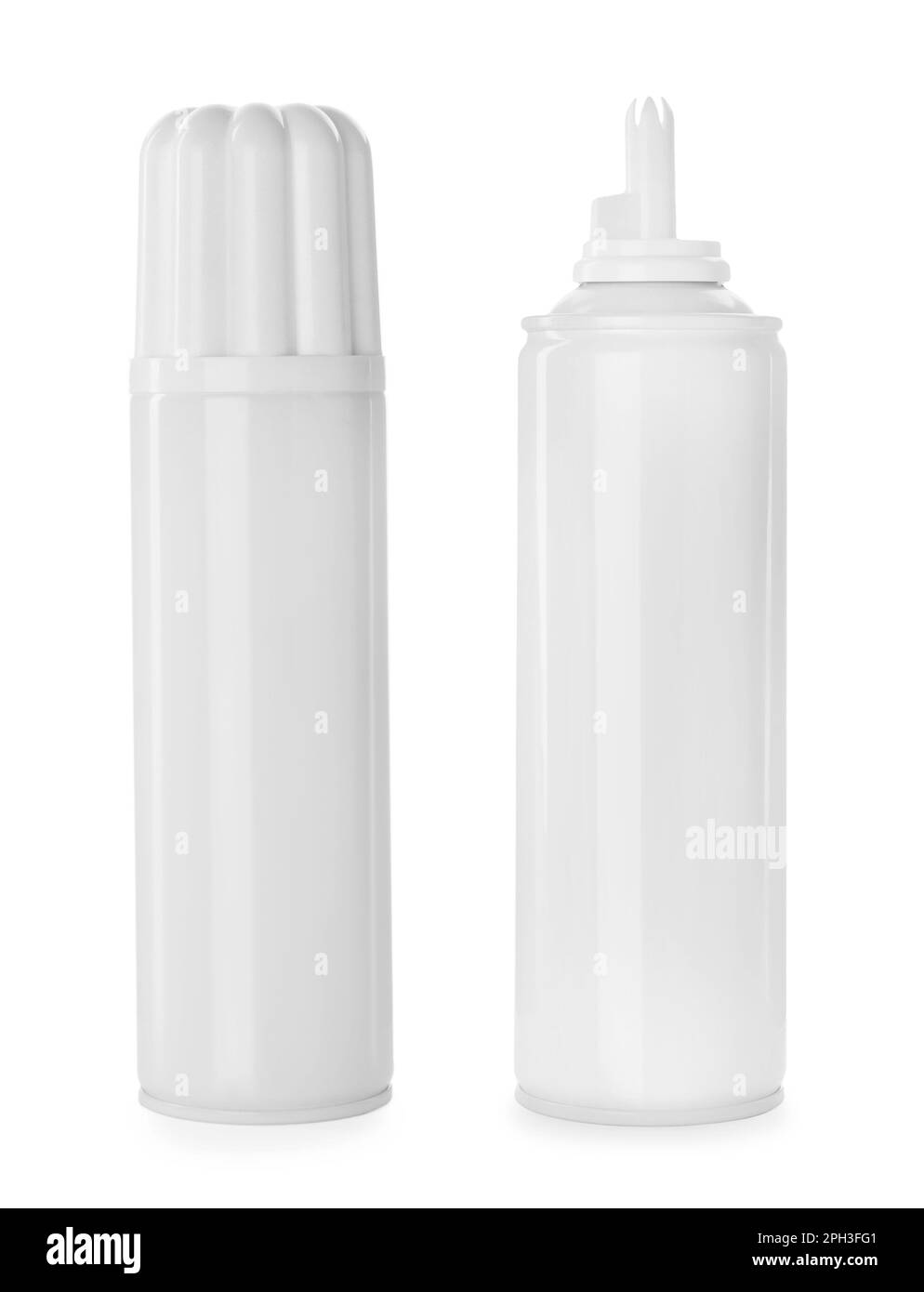 Bouteilles de crème fouettée délicieuse sur fond blanc Banque D'Images