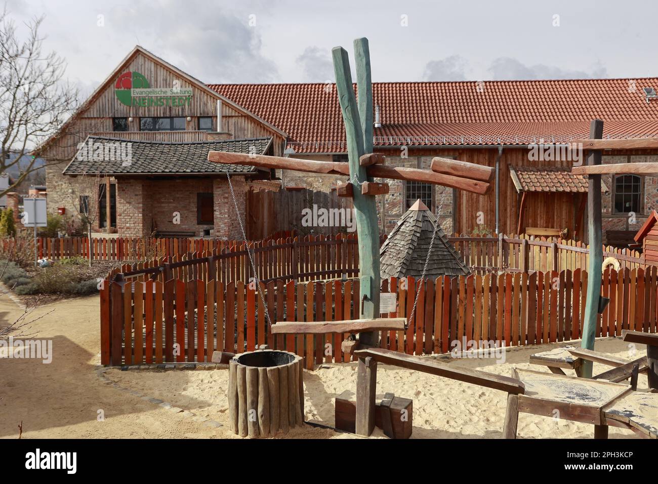 Neinstedt, Allemagne. 22nd mars 2023. Vue sur la ferme Marienhof de la Fondation Evangélique Neinsstedt. La ferme de la fondation est gérée avec le soutien des personnes handicapées et offre des œufs frais biologiques en plus de nombreux autres produits autoproduits. La demande d'oeufs issus de la production biologique continue d'être en Allemagne. Leur production a augmenté de 6,3 pour cent l'an dernier, pour atteindre un bon 1,8 milliards. Malgré les déclins, l'élevage de planchers continue d'être la méthode dominante de l'élevage, représentant 59,7 p. 100 des oeufs produits. Credit: Matthias Bein/dpa/Alay Live News Banque D'Images