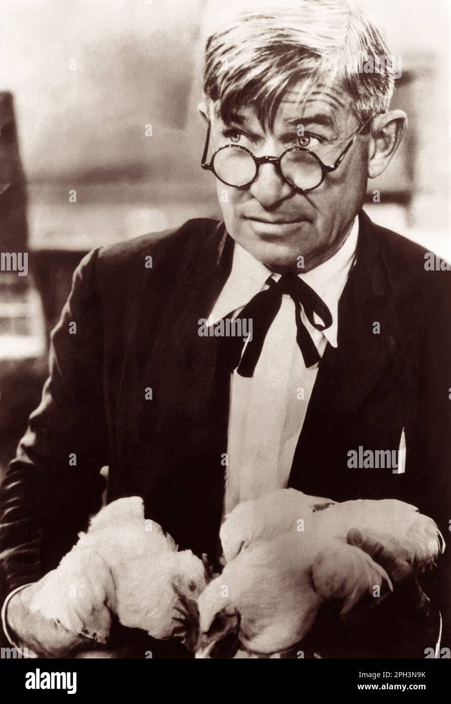 Will Rogers (1879-1935), humoriste américain de cow-boy, star de cinéma, animateur et écrivain, tenue de poulets dans le 1930s. Banque D'Images