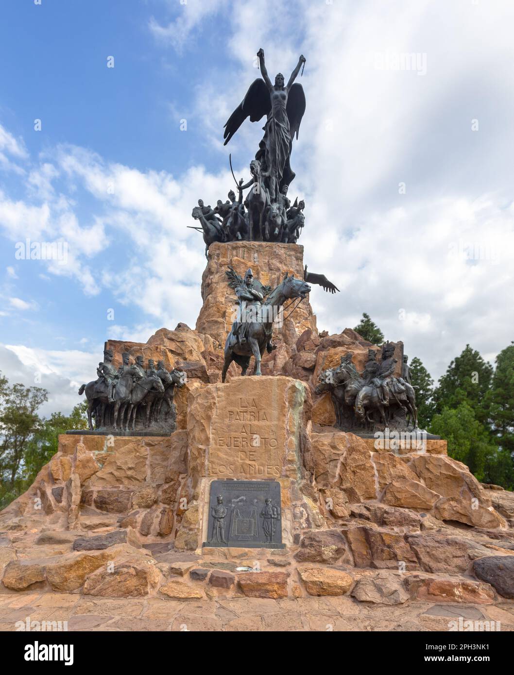 Le Monument de l'Armée des Andes Portrait vertical Sculpture au sommet du pic de Cerro Gloria, Parc San Martin ville de Mendoza Argentine Banque D'Images