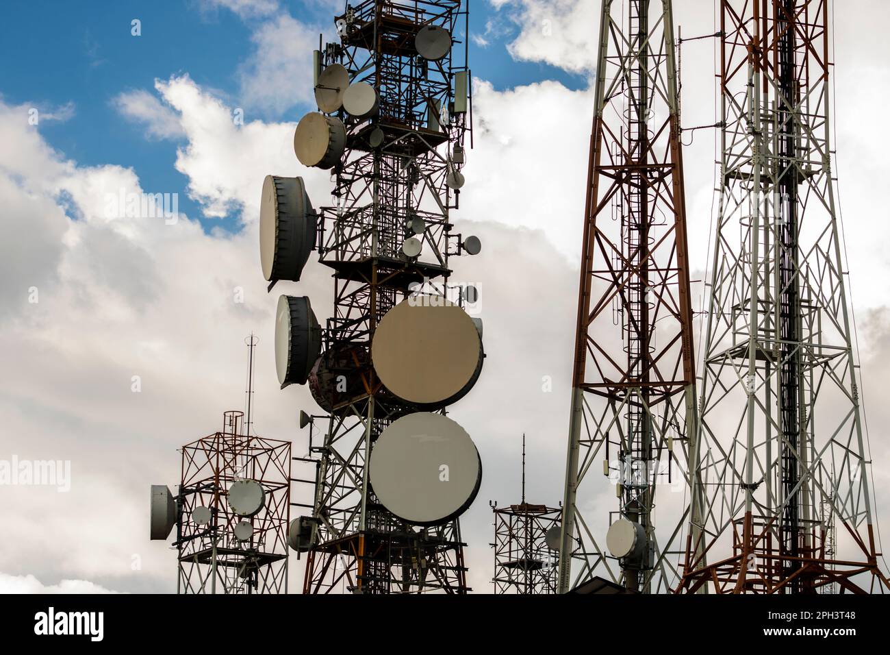 Télécommunications mât TV antennes technologie sans fil avec ciel bleu ciel nuageux au Brésil Banque D'Images