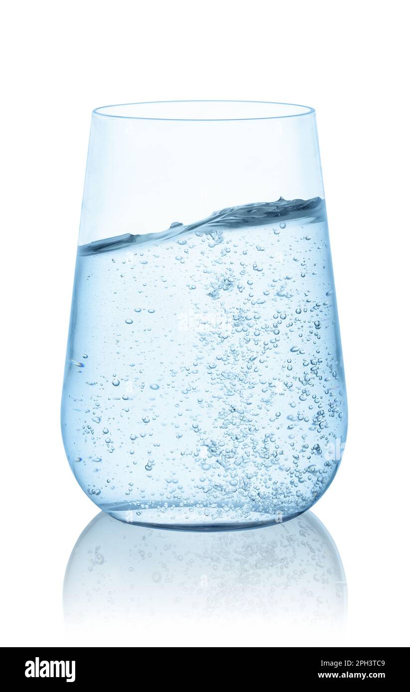 eau potable avec niveau de surface des vagues dans du verre isolé sur fond blanc Banque D'Images