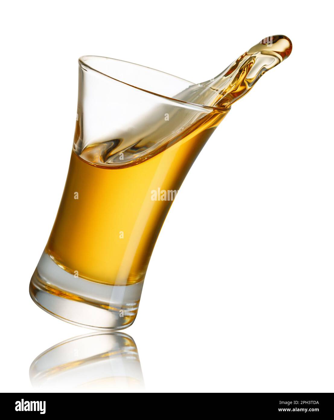 tequila dorée avec splash isolé sur fond blanc Banque D'Images
