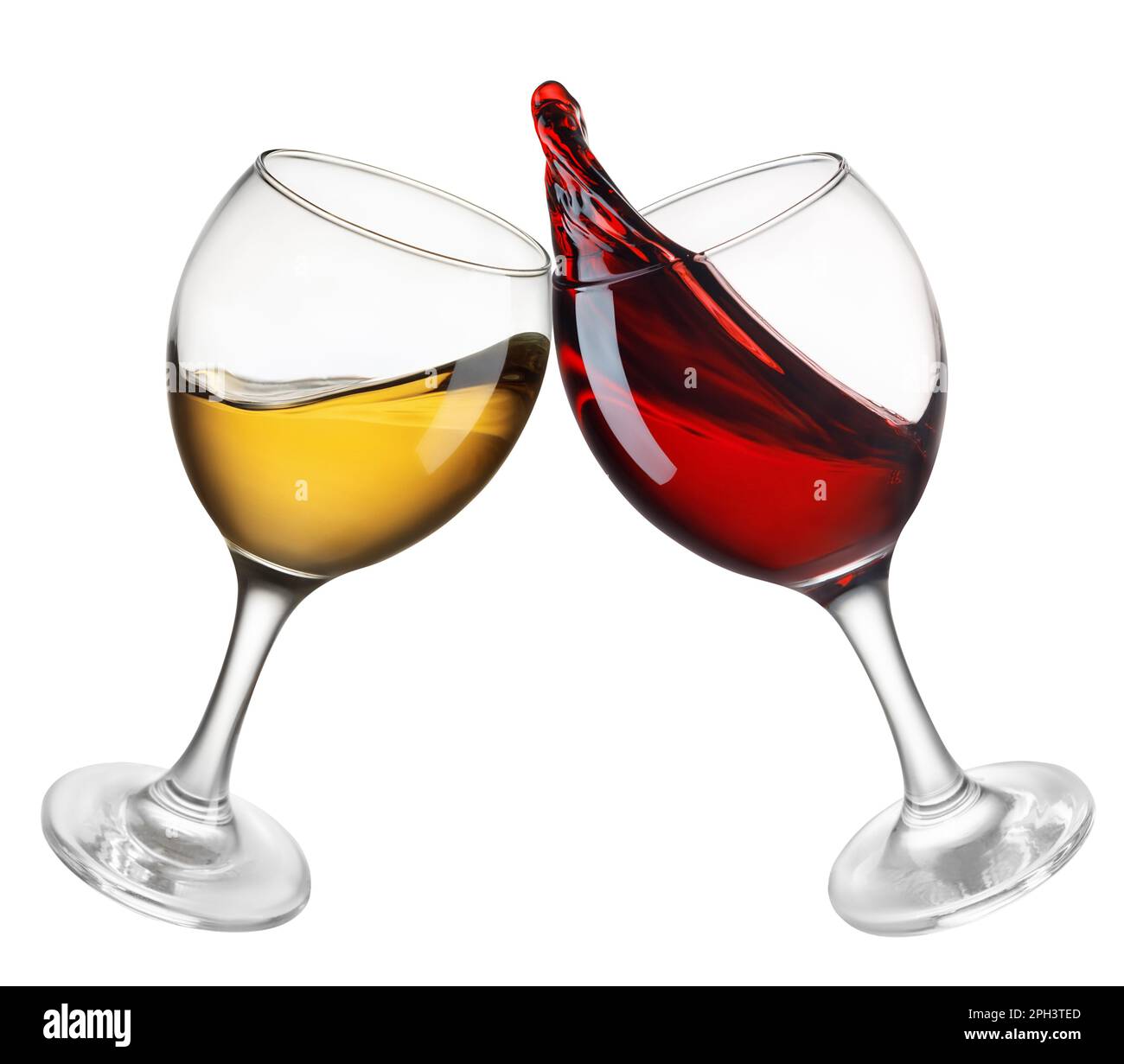 deux verres de vin rouge et blanc dans un geste de toasting avec splash isolé Banque D'Images