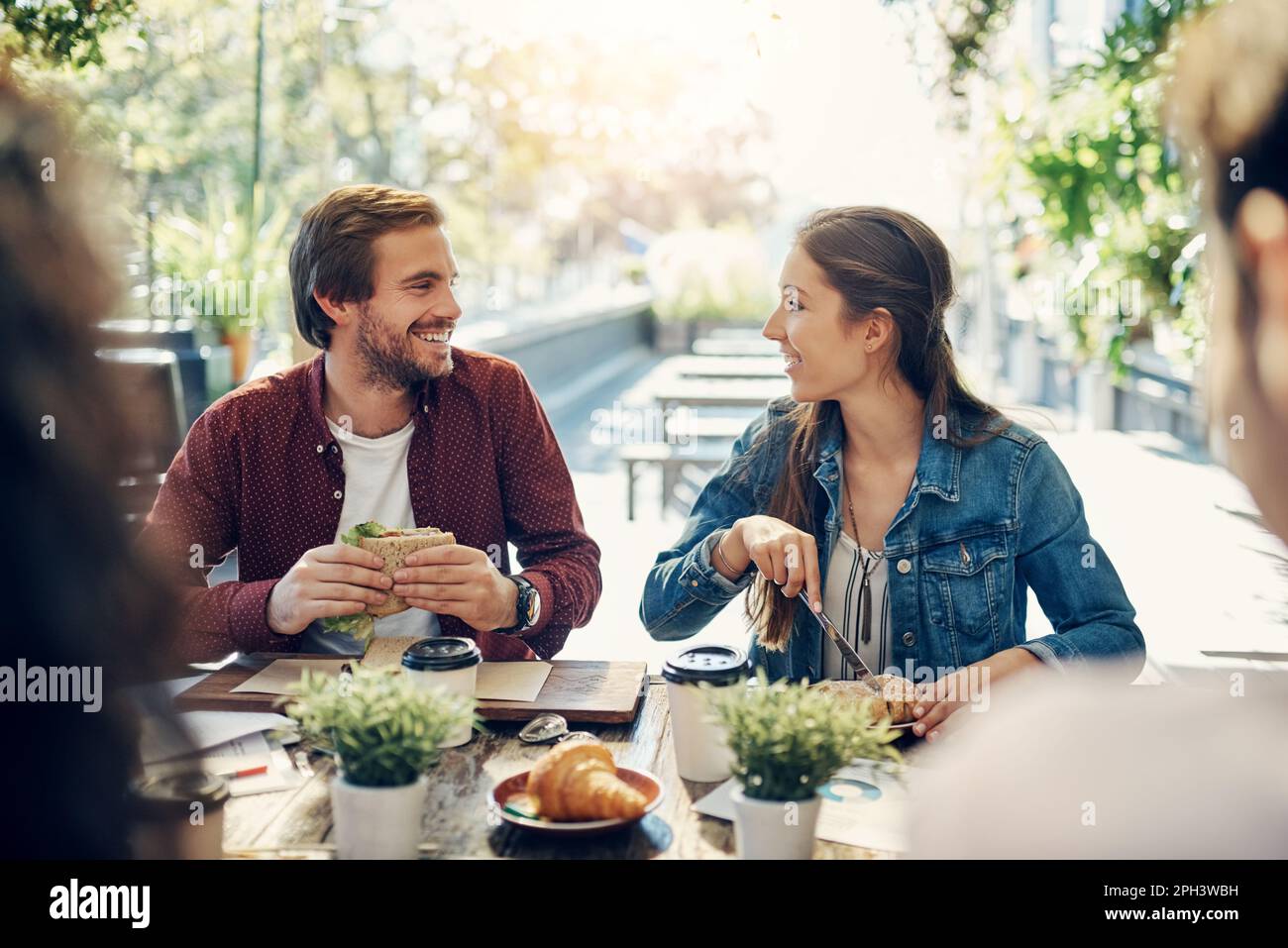 C'était une excellente idée. un groupe d'employés créatifs ayant un petit déjeuner de réunion à l'extérieur. Banque D'Images