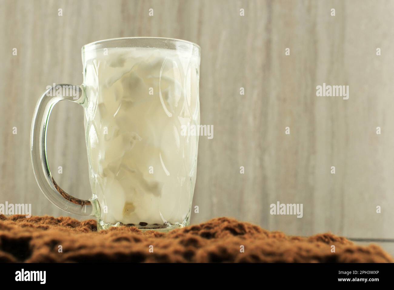 Es Kelapa Muda ou Young Coconut Drink, la viande de noix de coco servie avec de la glace CBE et du sucre liquide. Rafraîchissements pour l'été ou le ramadan Takjil. Copier l'espace pour Tex Banque D'Images